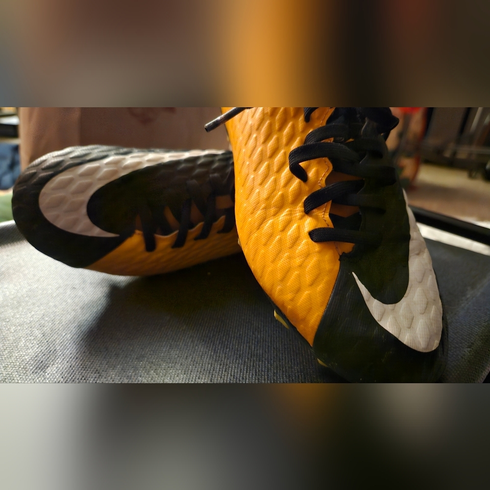 Youth Girls/Boys Nike Soccer Cleats. Gently used for one season.